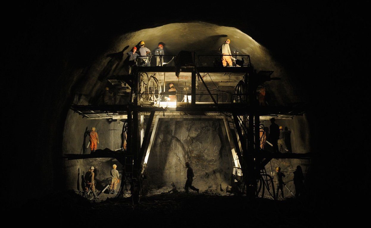 Люди прожившие под землей. Туннель в пещере. Люди живущие под землей.