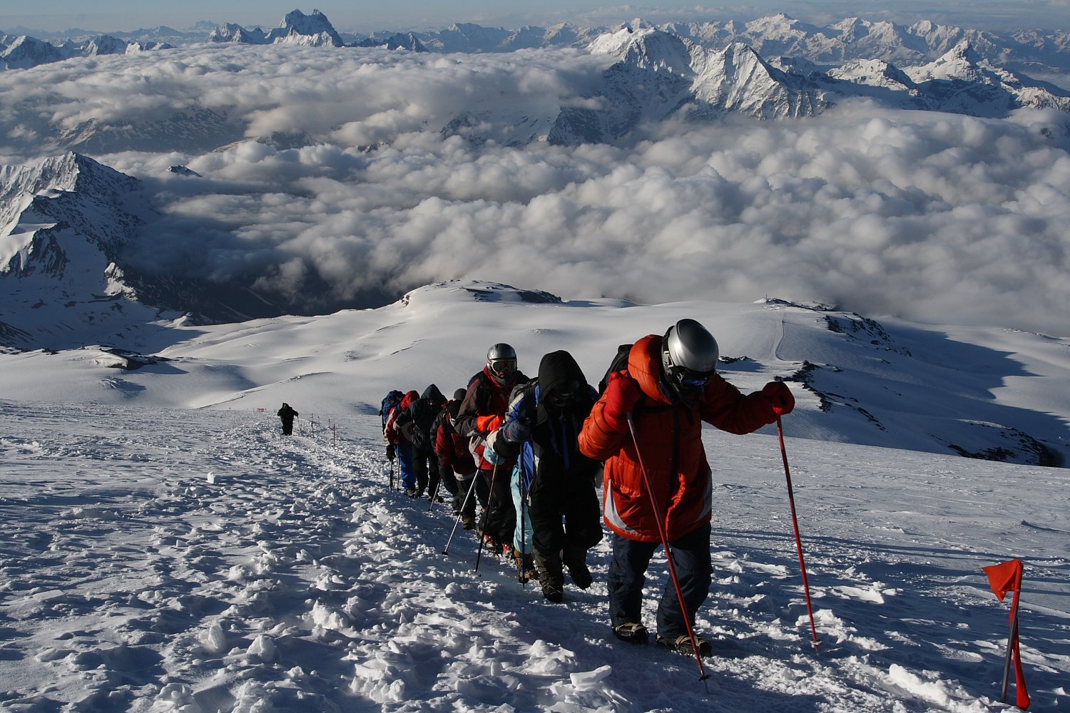 Включи гори 7. Альпинисты восхождение Эльбрус. Эльбрус гора восхождение. Эльбрус покорение вершины. Кабардино Балкария восхождение на Эльбрус.