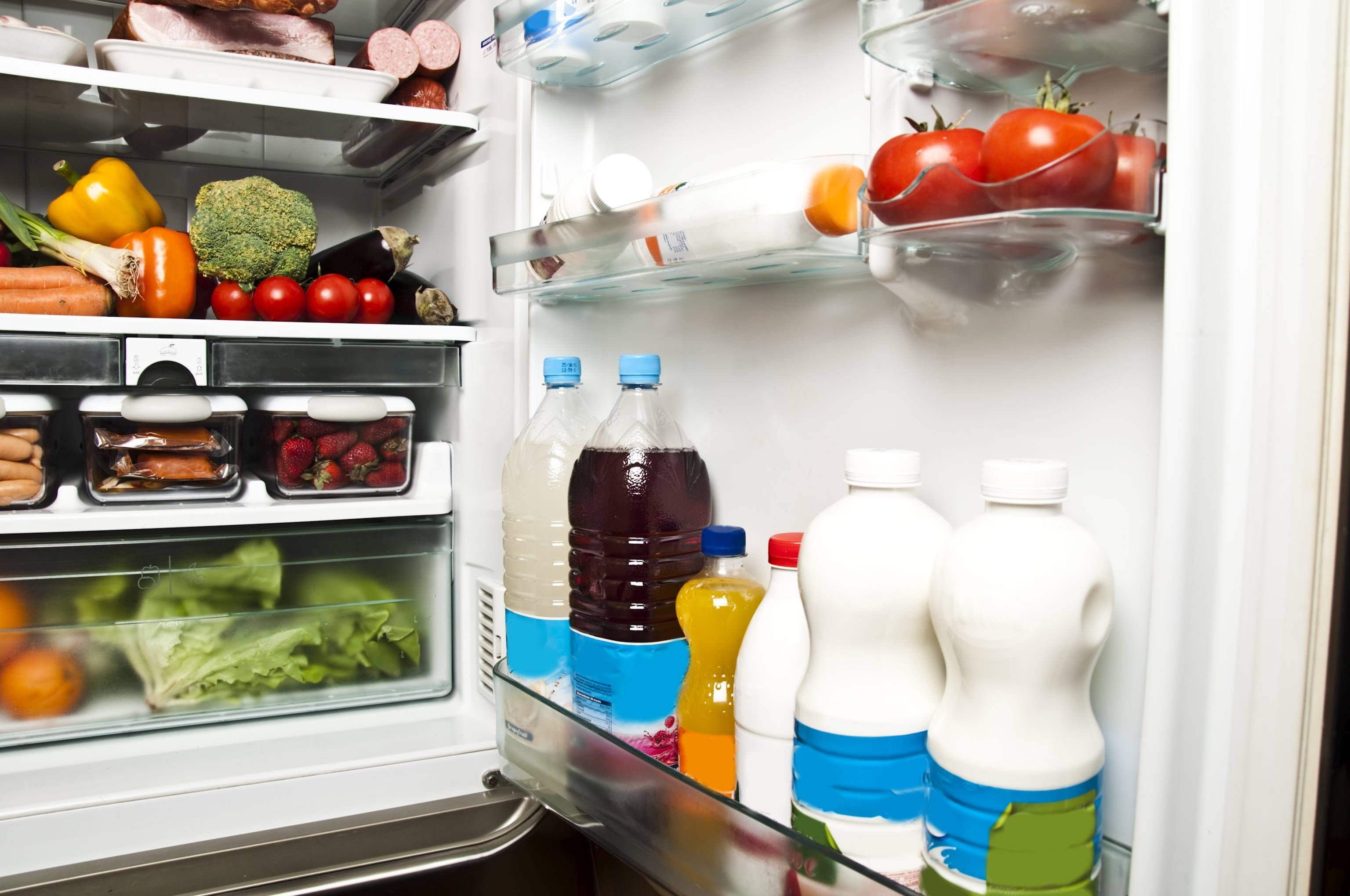 Почему в домашние холодильники. Холодильник с продуктами. Открытый холодильник. Холодильник с едой. Открытый холодильник с едой.