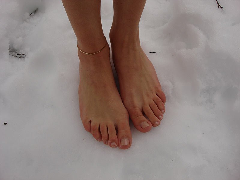 Ного жив. Женские ноги на снегу. Босые женские ноги. Ноги босиком.