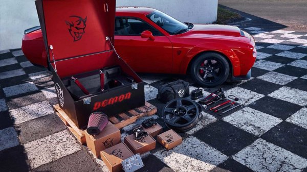 Озвучена стоимость нового маслкара Dodge Challenger SRT Demon