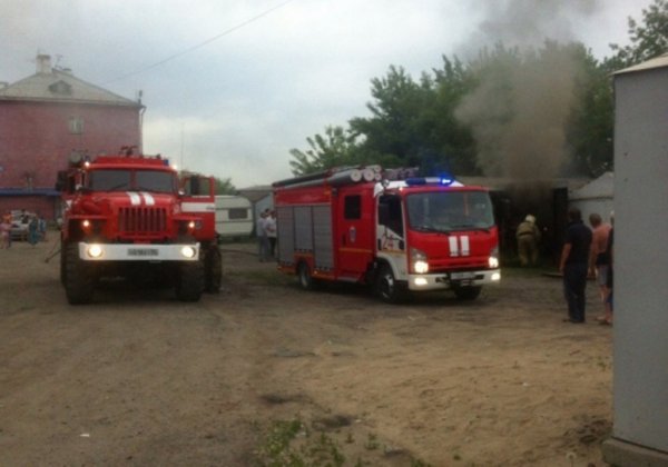Ассенизаторы в Омске потушили горящие гаражи фекалиями