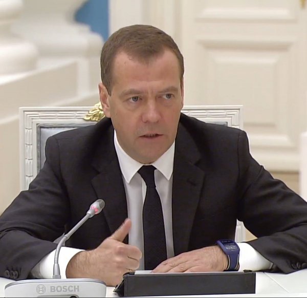 Медведев появился на работе в спортивным часах стоимостью в 47 тысяч рублей