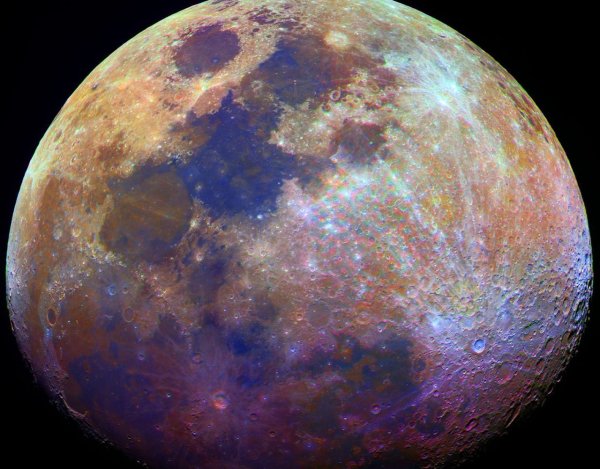 Ученые назвали настоящий цвет Луны