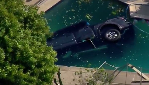 В США пикап Ford F-150 вылетел с дороги угодил в бассейн частного дома