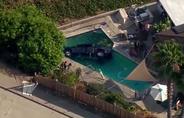 В США пикап Ford F-150 вылетел с дороги угодил в бассейн частного дома