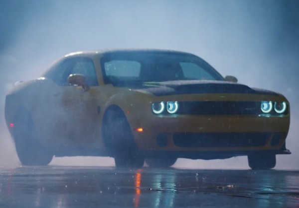 В сети появилось видео с дрифтом дрэгового Dodge Challenger SRT Demon