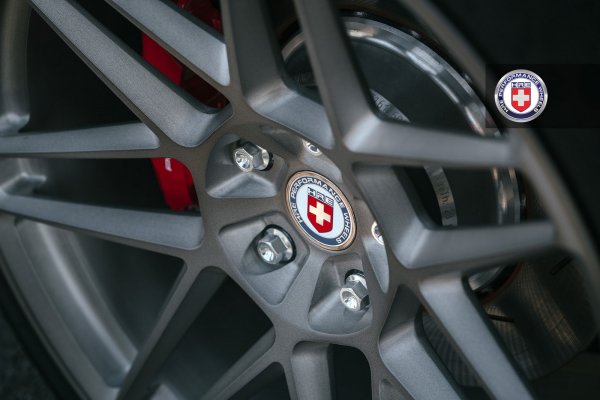 Porsche Panamera Turbo получил титановые колёсные диски