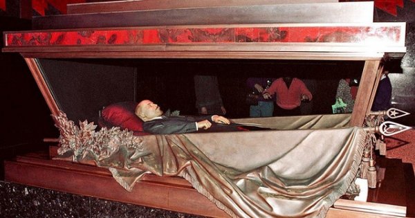 Эксперт: В Мавзолее давно не лежит тело Владимира Ленина
