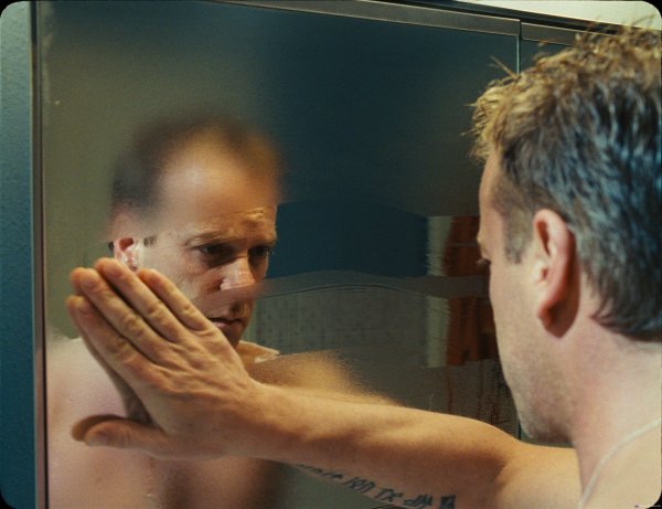 Ученые рассказали, что испытывает самовлюбленный человек при взгляде на себя в зеркало