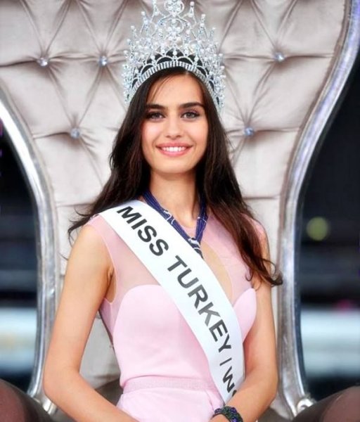 «Мисс Турция - 2017» лишилась короны из-за твита о месячных