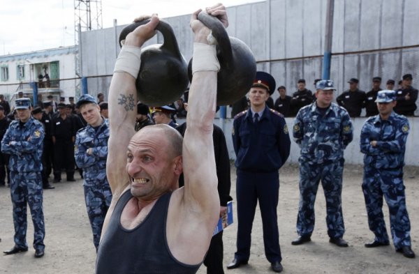 Заключенные в России будут работать вне тюрем