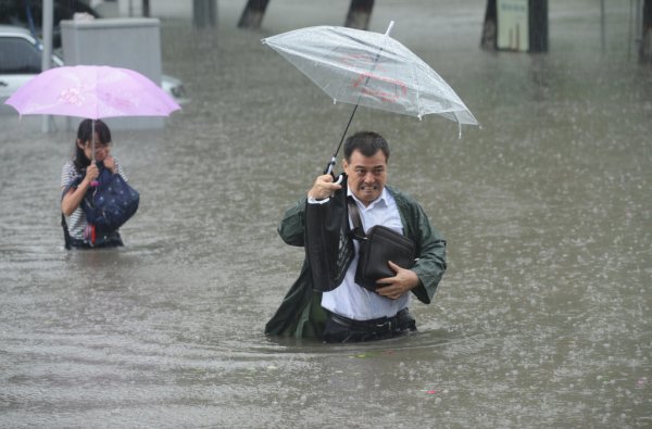 В Китае эвакуировали 27 000 человек из-за дождя