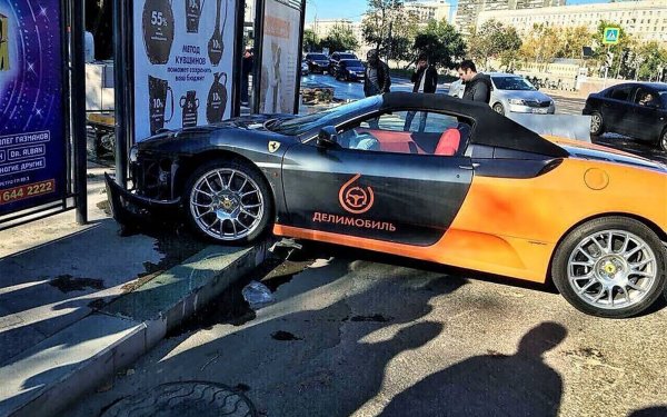 Единственный каршеринговый Ferrari разбили в ДТП в Москве