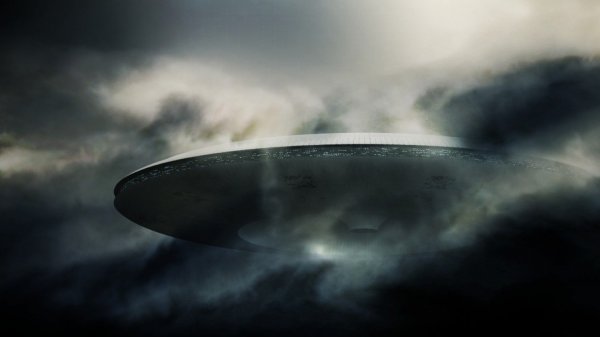 В Уфе очевидцы сняли в небе таинственный портал в другое измерение: НЛО, астероид или баллистическая ракета?