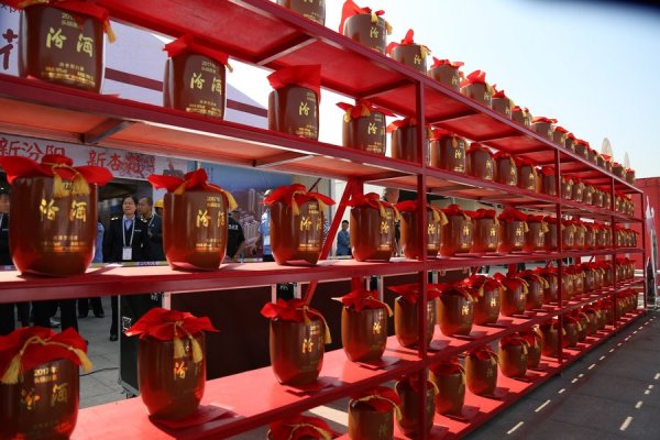 Церемония запечатывания бутылок с традиционным китайским напитком от Fenjiu Group привлекла международное внимание