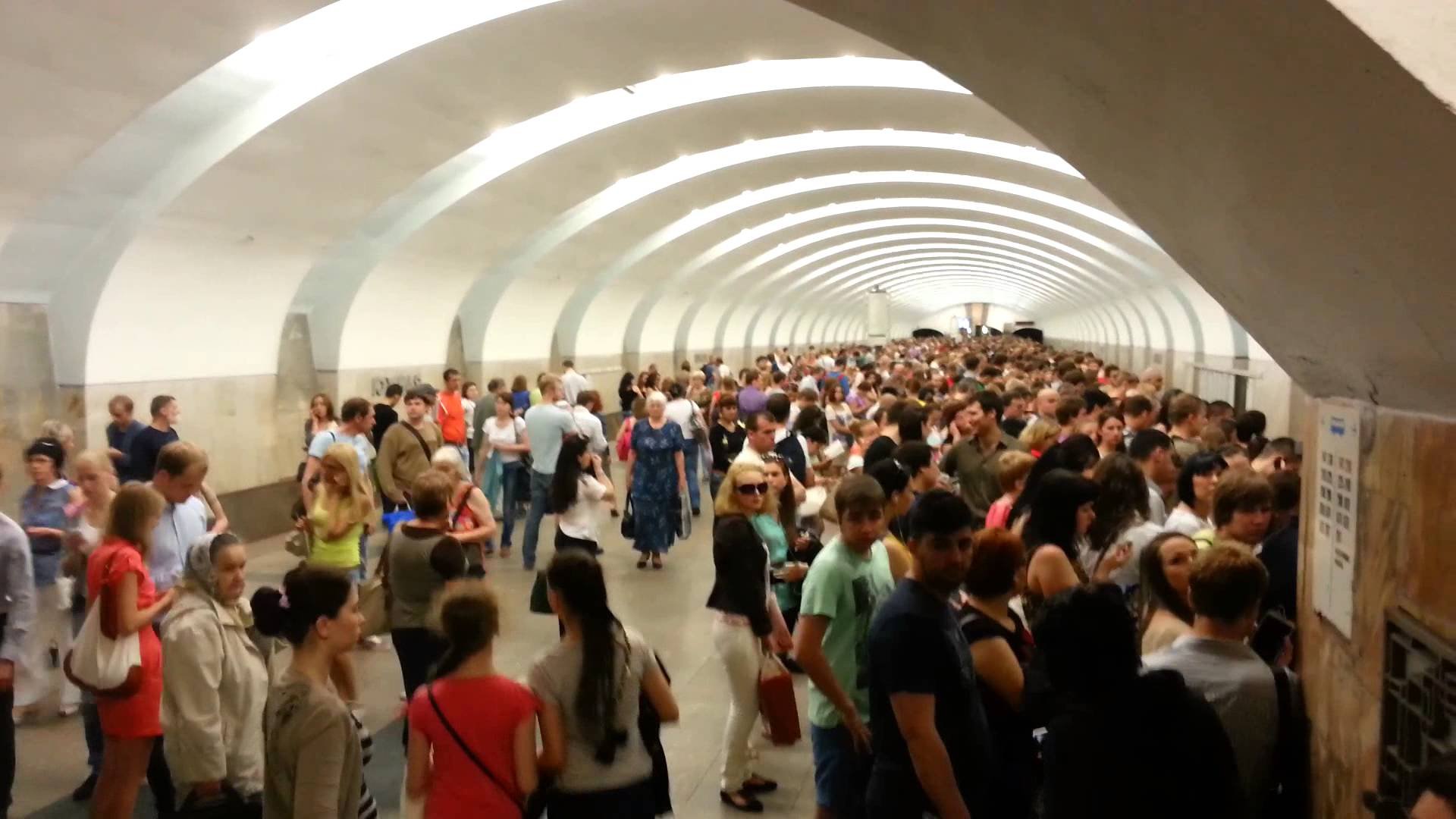 Много людей в метро. Много народу в метро. Толпа в метро. Много людей на станции. Толпы на фиолетовой ветке.