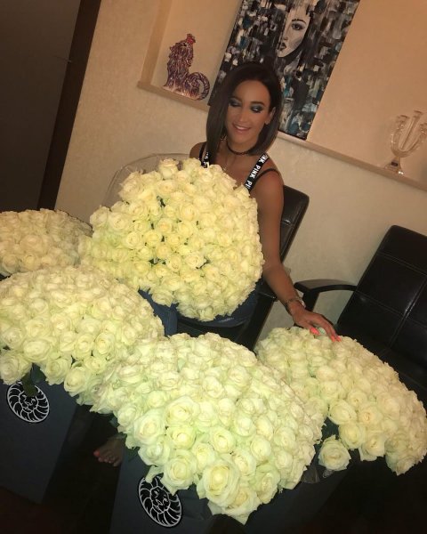 Ольга Бузова сама себе дарит шикарные букеты роз