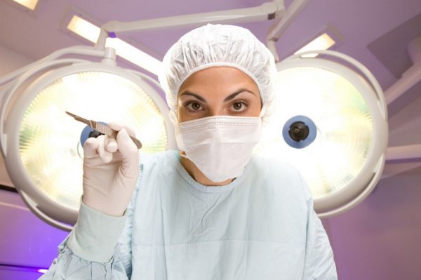 Ученые заявили, что операцию лучше делают женщины-хирурги