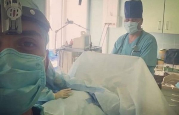 Краснодарский хирург вызвал осуждение горожан из-за селфи на фоне пациентки под наркозом