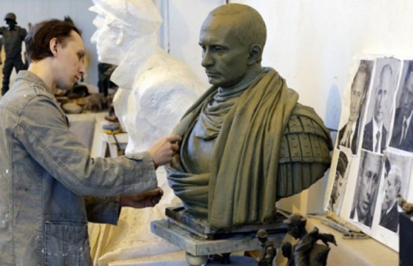 Скульптор из Астрахани изобразил Путина в виде медведя с осетром