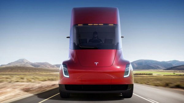 Эксперт озвучил недостатки электрического грузовика Tesla Semi