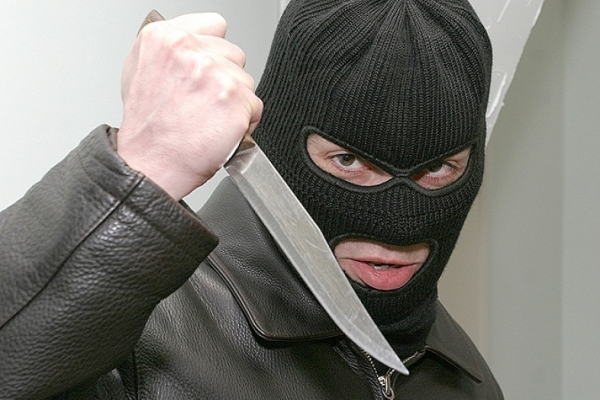 Работница магазина из Великобритании накинулась на грабителя с ножом