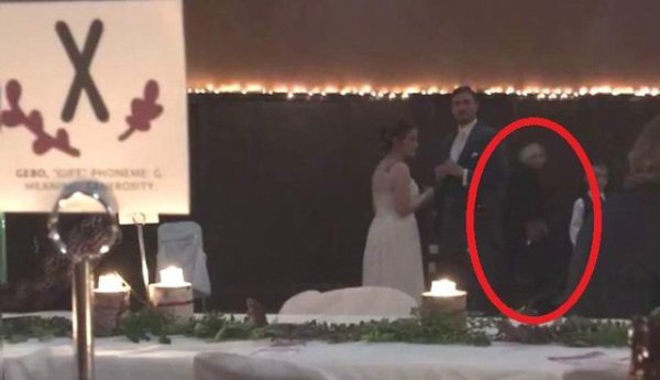 Ужасающий призрак попал в объектив видеокамеры на свадьбе