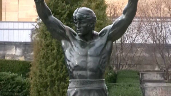 Сильвестр Сталлоне приобрёл статую Рокки Бальбоа