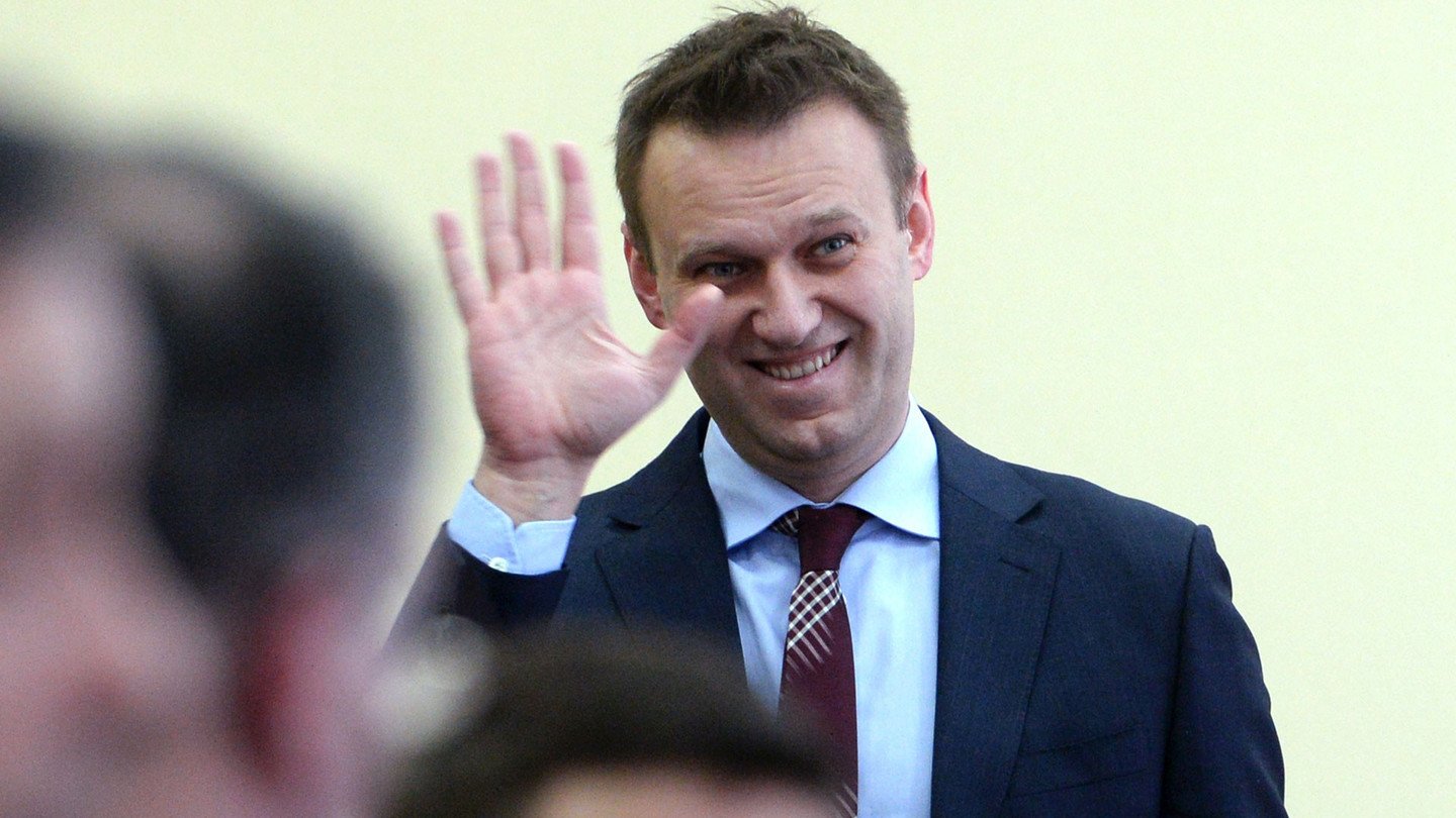 Алексей Навальный начал вставать с кровати и разговаривать