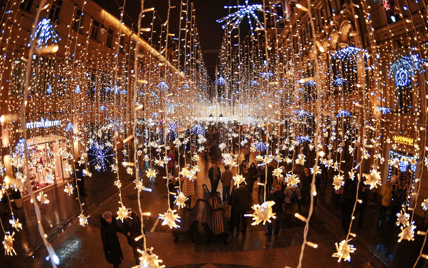 Новогодние декорации будут продолжать радовать москвичей и гостей города до конца зимы