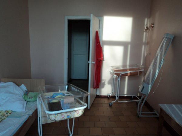 В Омске из окна роддома №2 выпала беременная женщина