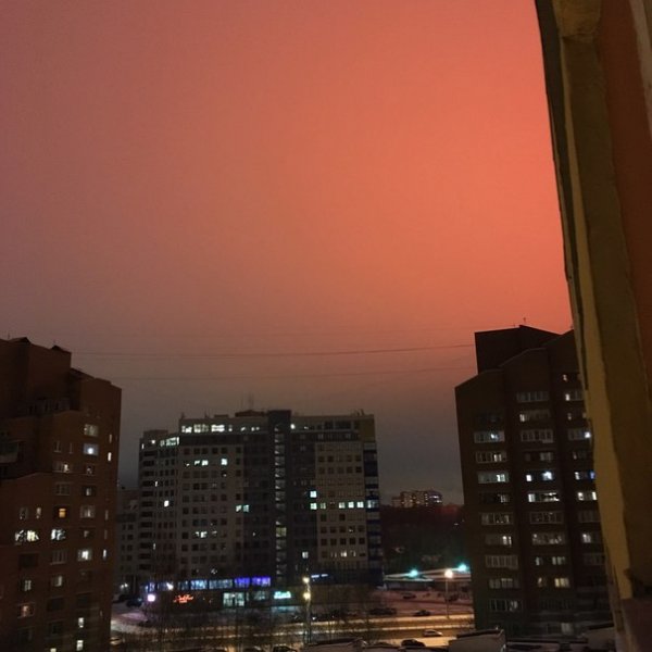 Жителей Петербурга напугало кроваво красное небо