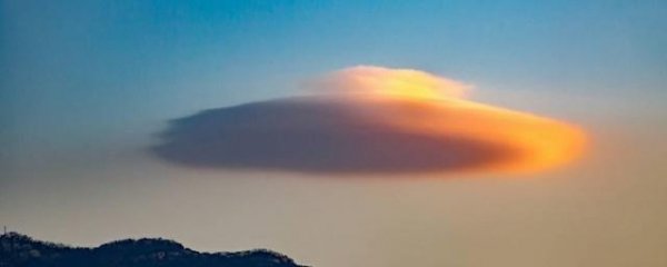 В горах Таиланда НЛО спрятался за облаками