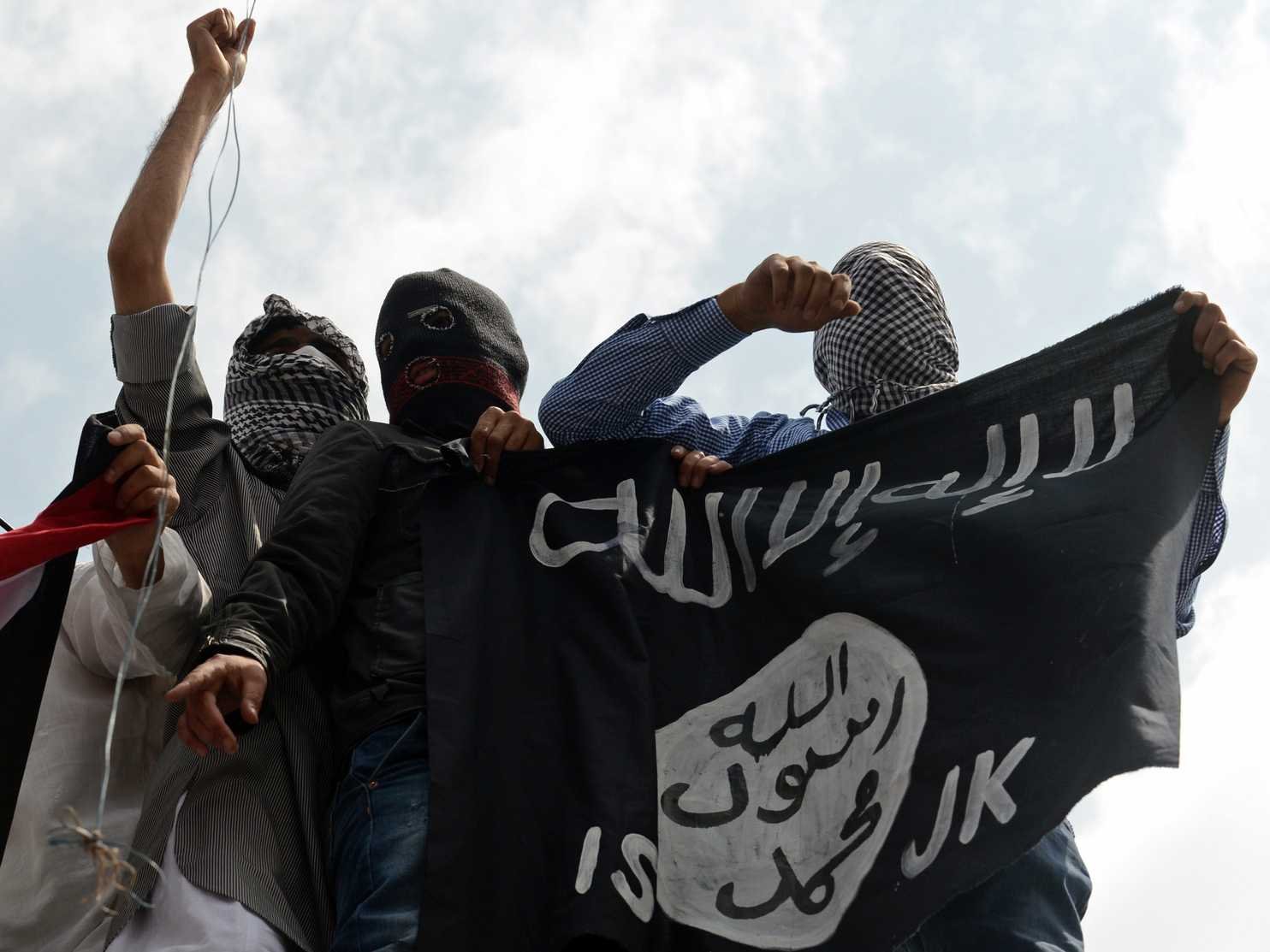 Игил группировка террористов. Религиозный терроризм Аль Каида. Обезглавливание Аль Каида. Аль Каида флаг.