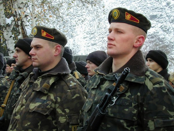 На Украине вместо "Здравия желаю" солдаты будут говорить "Слава Украине"