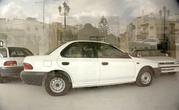На Мальте нашли заброшенный автосалон Subaru с машинами 90-х годов
