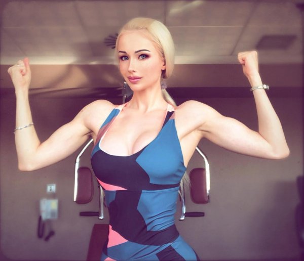 Одесская Барби с «руками-базуками» засветила огромную грудь в Сети