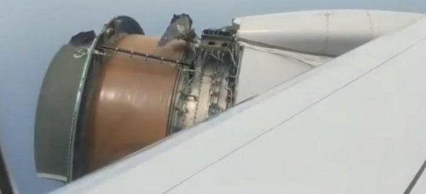 Боинг United Airlines экстренно приземлился в Гонолулу из-за отвалившейся обшивки