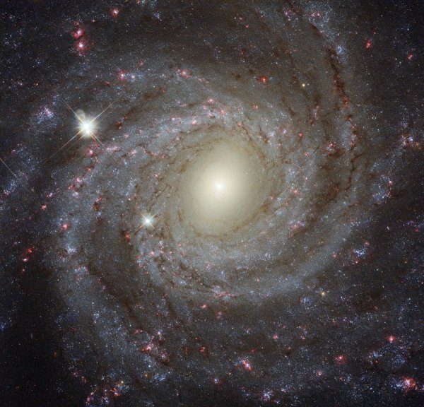Телескоп "Хаббл" заснял далекую спиральную галактику