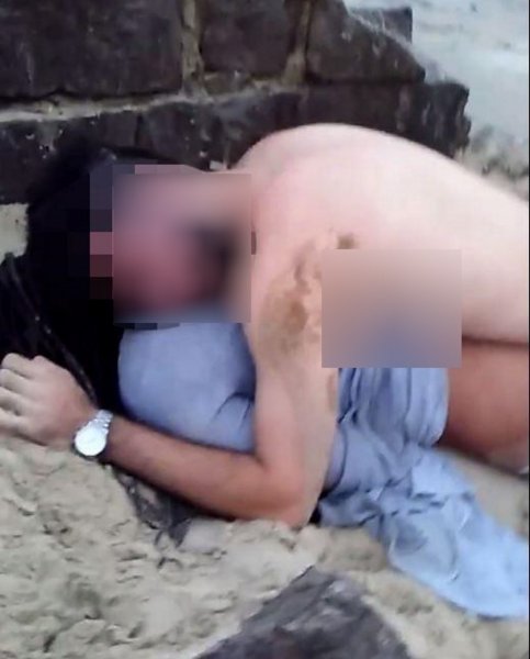 В Британии прохожие не смогли разбудить голую пару, уснувшую на пляже