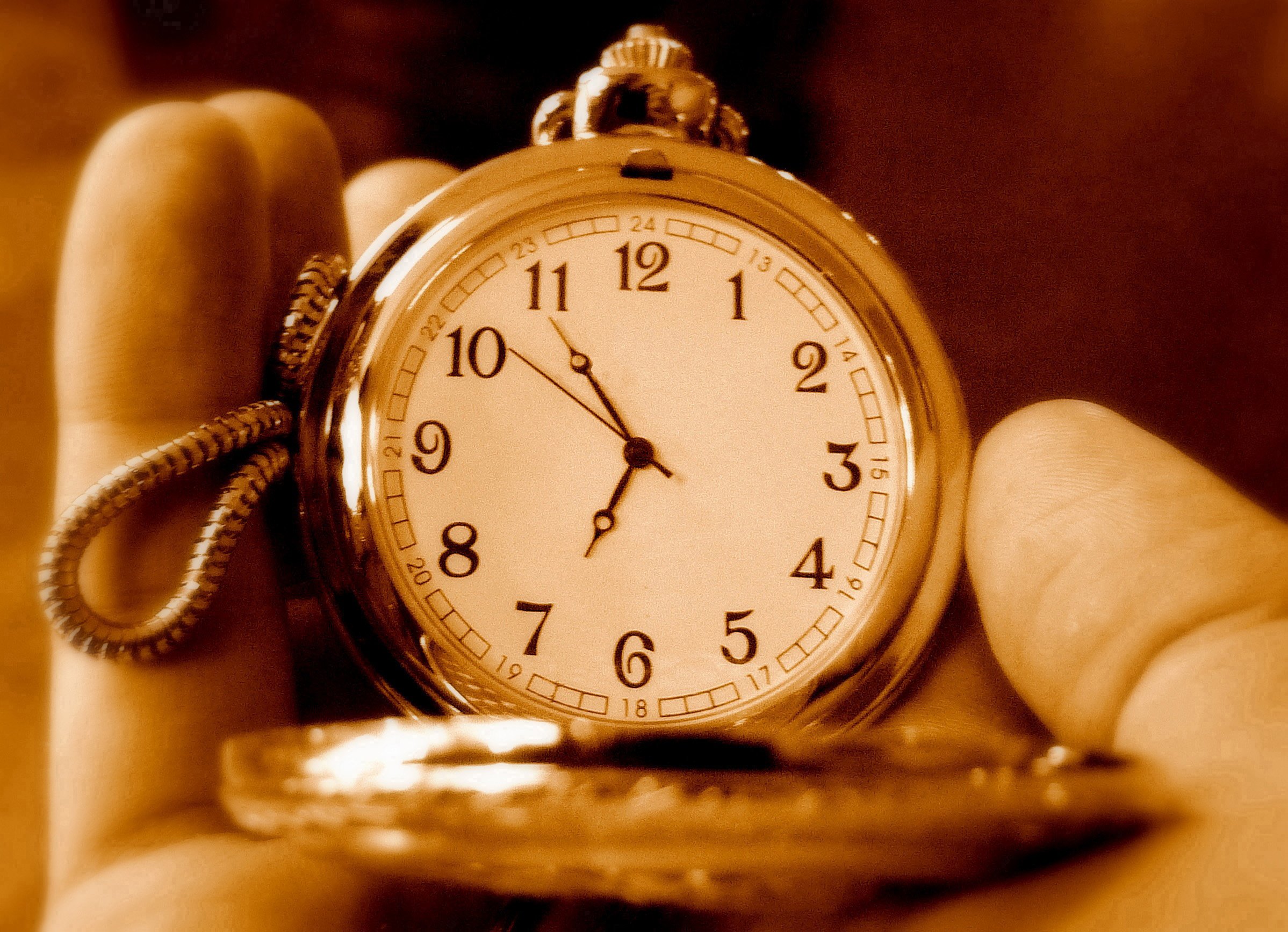 Время картинки. Часы и время. Часы картинка. Красивые фото часов. Человек переводит часы.