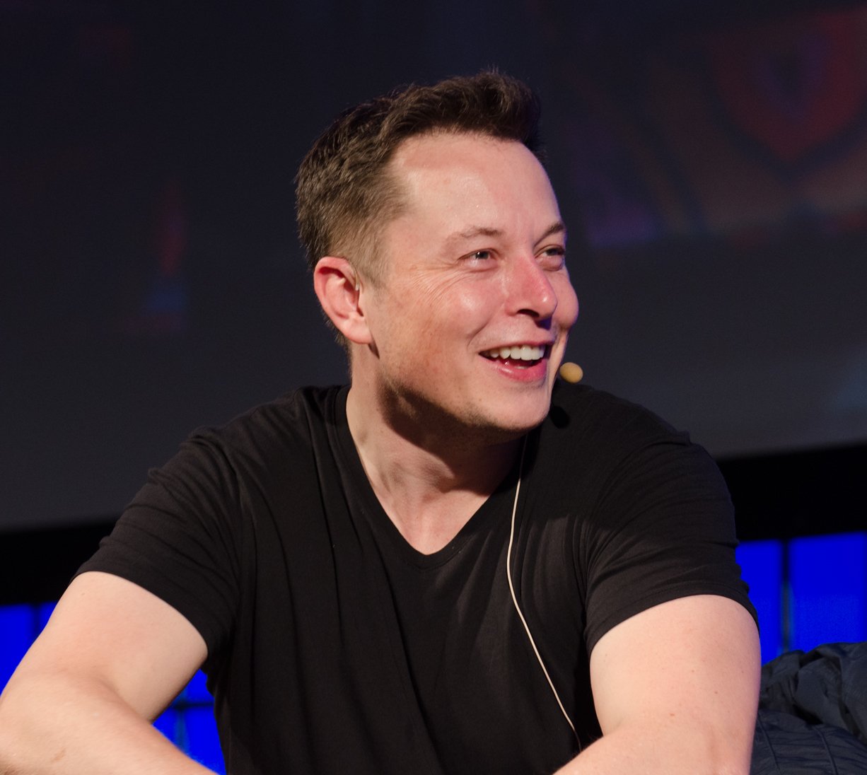 Илон Маск удалил из фейсбук аккаунты «SpaceX» и «Tesla»