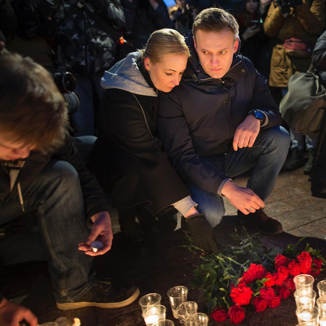 Свеча памяти алексею навальному. Зимняя вишня протест. Навальный траур. Навальный Кемерово.