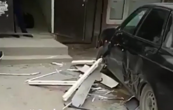 В Махачкале на автомобиль, припаркованный возле новостройки, с шестого этажа упало окно