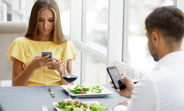 Использование телефона за столом делает людей несчастными – Учёные
