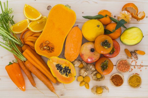 Диетологи: Овощи и фрукты оранжевого цвета являются самыми полезными 