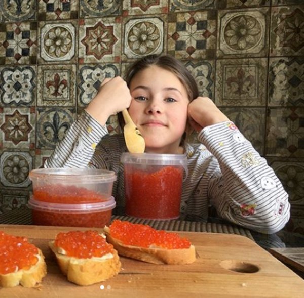 «Икра после покупки пива»: Дочь Панина объедается красной икрой