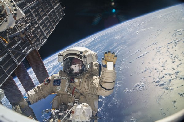 Первый выход космонавта в открытый космос едва не закончился трагедией