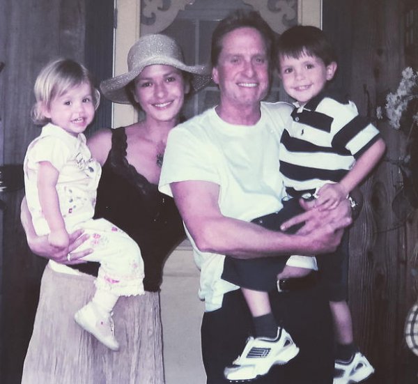 Актриса Кэтрин Зета-Джонс опубликовала свои интимные семейные фото